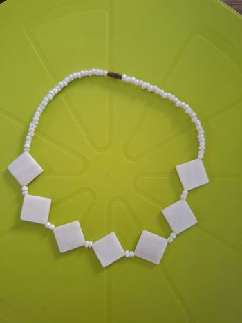 Collier blanc
