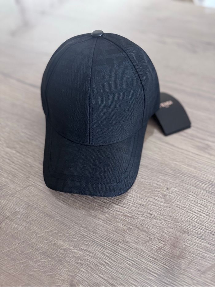 Casquette fendi - photo numéro 2
