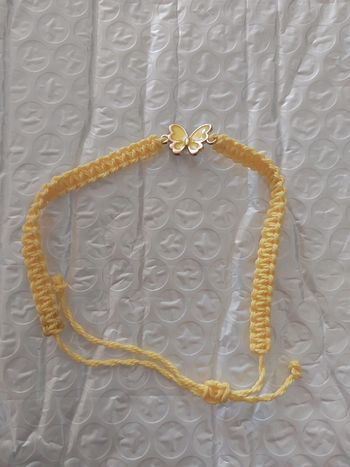 Bracelet tressé jaune avec papillon