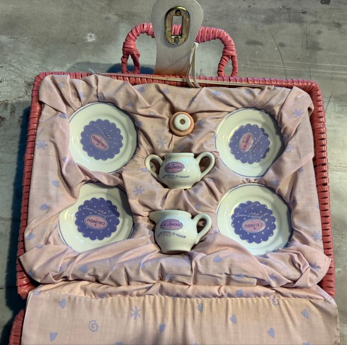 Vaisselle de pique nique dans un panier rose