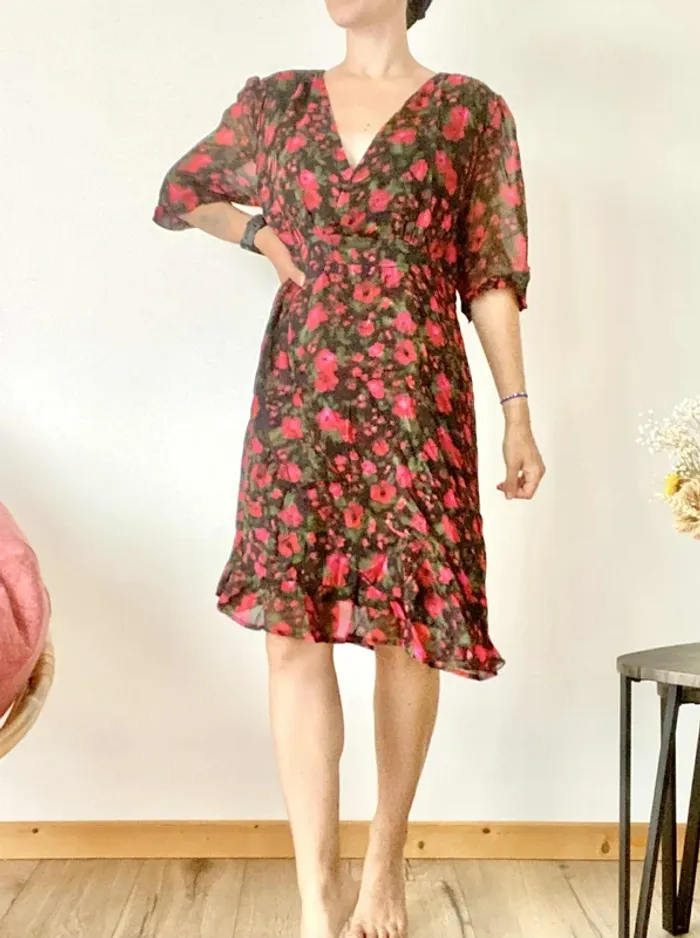 Robe La Petite Etoile en taille 4 - Neuve avec étiquettes
