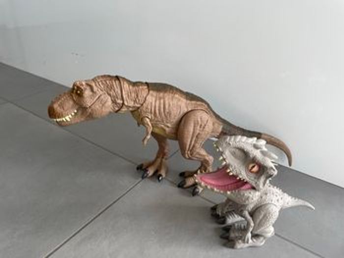 Lot de 2 dinosaures Jurassic World Figurine  Piles à changer