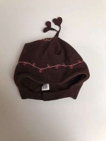 Petit bonnet cache oreille avec lanière scracth