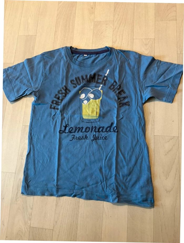T-shirt bleu manches courtes 9/10 ans très bon état