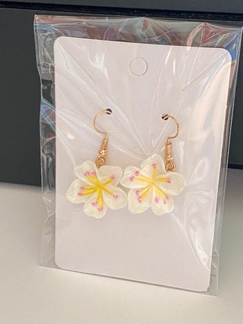 Très jolies boucles d’oreilles fleur