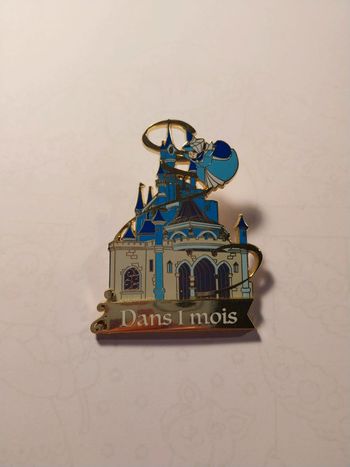 Pins Disney chateau dans 1 mois