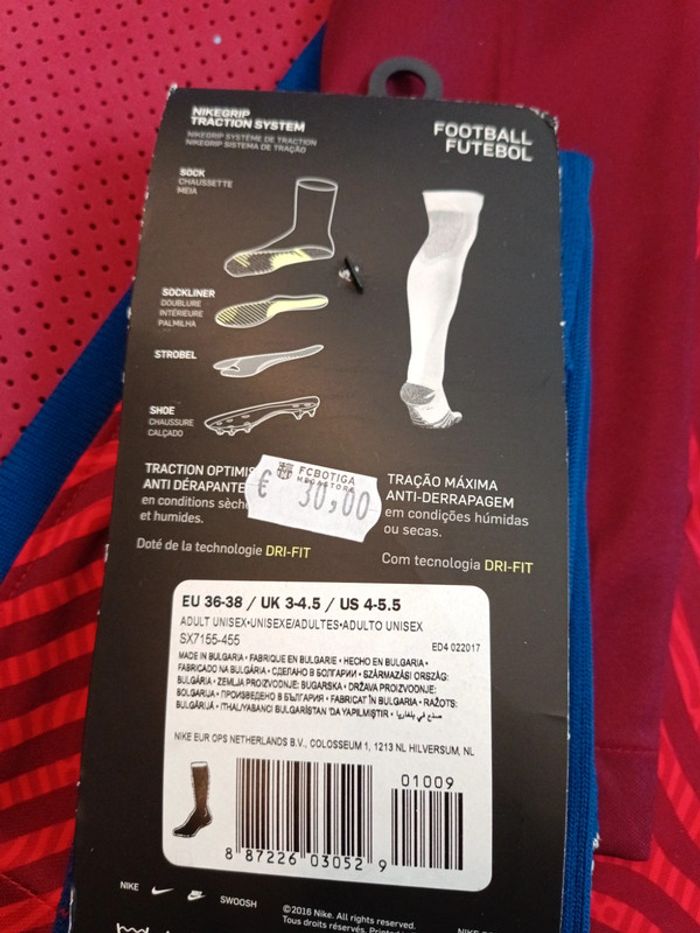 Maillot de foot FC Barcelone + chaussettes, Nike Authentique Officiel taille enfant 12/13 ans, Neuf - photo numéro 13