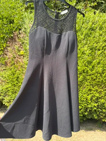 Robe noire fluide avec col en dentelle – Marque Cache-Cache