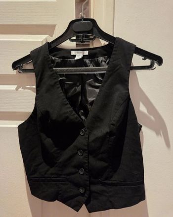 Bolero noir avec bouton