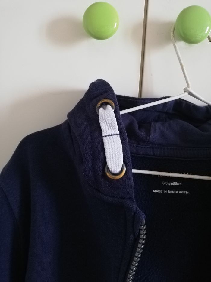 Blouson zippé bleu marine, à capuche, 2-3 ans, Primark, en bon état - photo numéro 3