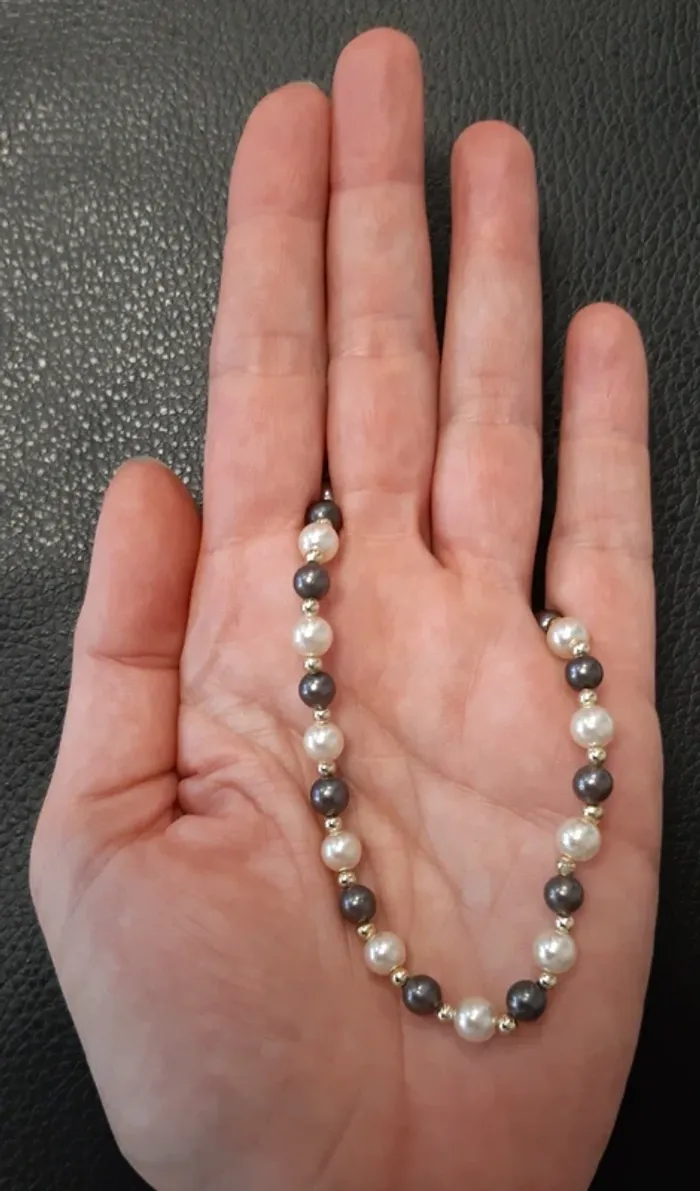 Très joli collier vintage en fausses perles noires, blanches et dorées. - photo numéro 7