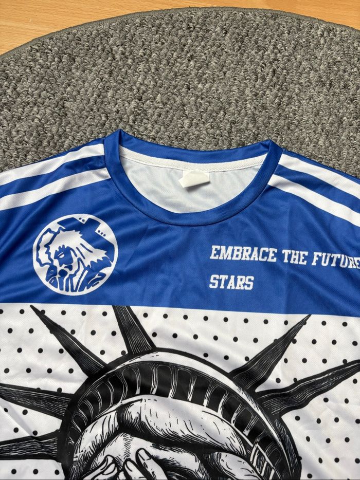 T-shirt graphique Embrace the Future 🌟 - photo numéro 3