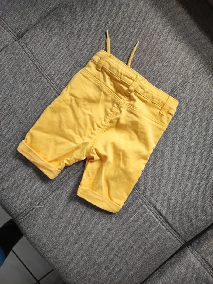 Short jaune - photo numéro 3