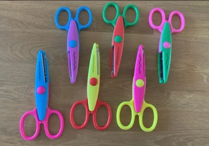 Lot de 6 ciseaux crantés. Neufs