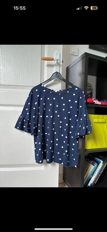 Haut à manches courtes bleu à pois blancs à volants