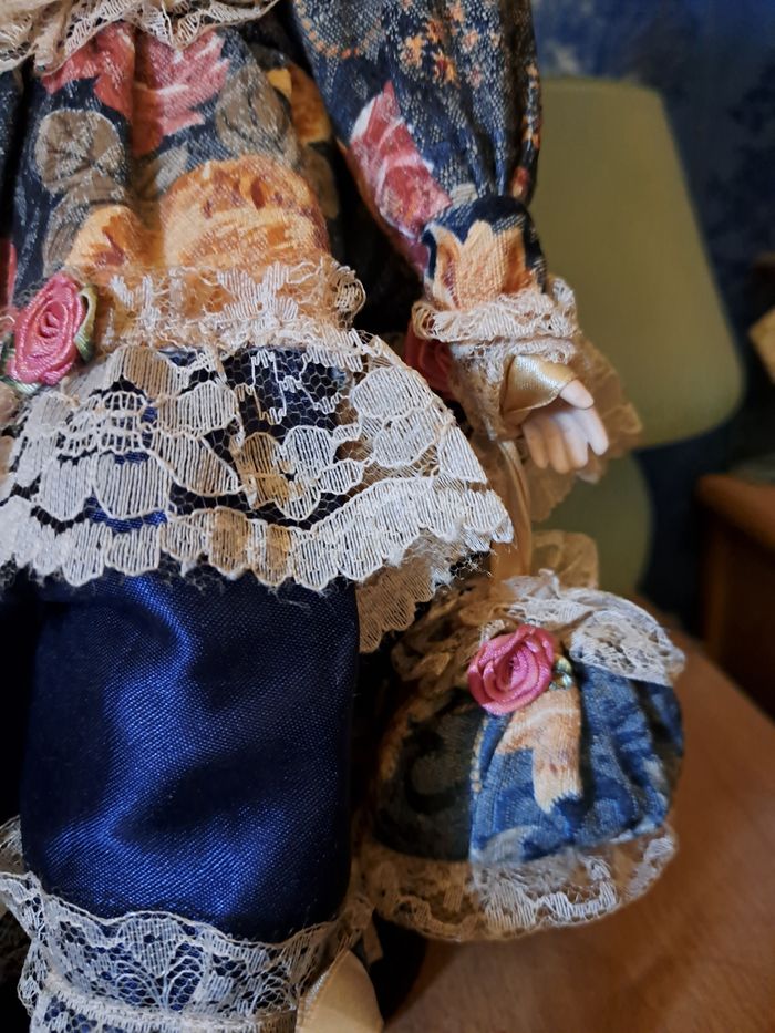 Poupée en porcelaine - photo numéro 4