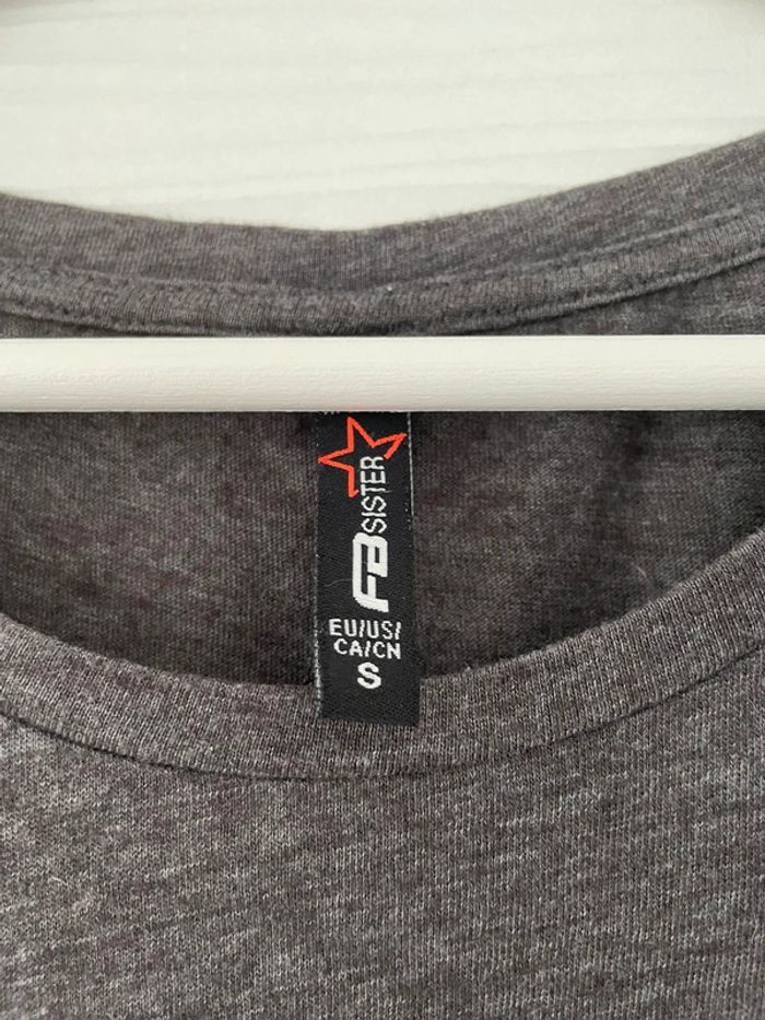 Haut t-shirt gris foncé à écritures numéro motifs léopard rose à manches courtes col rond - photo numéro 4