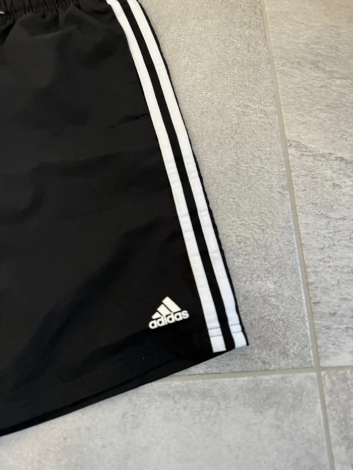 Short maillot Adidas garçon noir taille 13-14 ans comme neuf - photo numéro 2