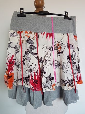 Jupe bi matière gris clair chiné et tissu multicolore fleuri. Who. T42, tour taille 78cm, haut 49cm.