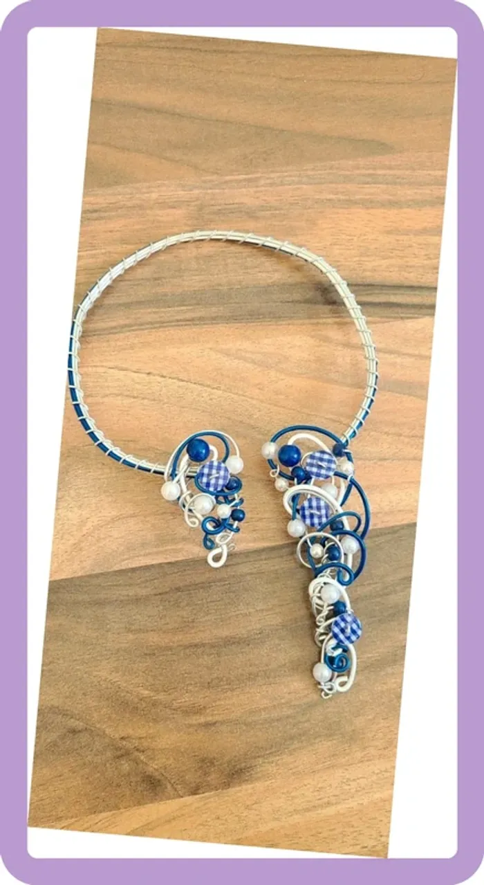 Collier original en fil de fer et boutons