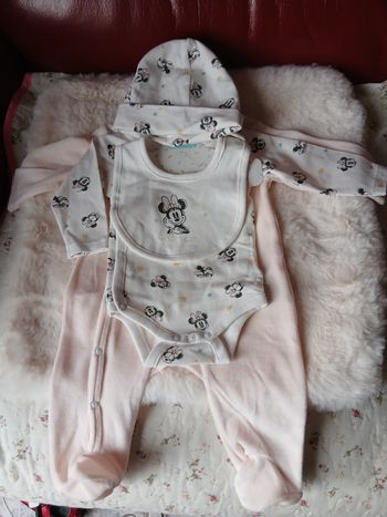 Neuf/BB 1-3 mois: 4 pièces Minnie *pyjama +body+ Bonnet +bavoir
