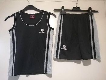 Ensemble short +débardeur noir. Taille 6 ans.