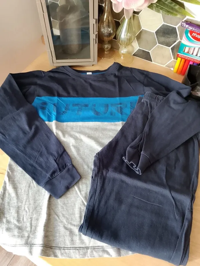 Pyjama en coton en très bon état 11/12 ans