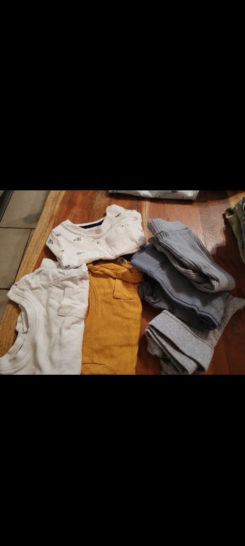 Lots trois leggins+ 3 tee-shirts+ 1 pull 1 mois