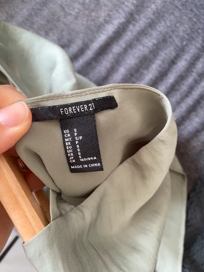 Blouse satinée vert d’eau Forever 21 - Taille S - photo numéro 4