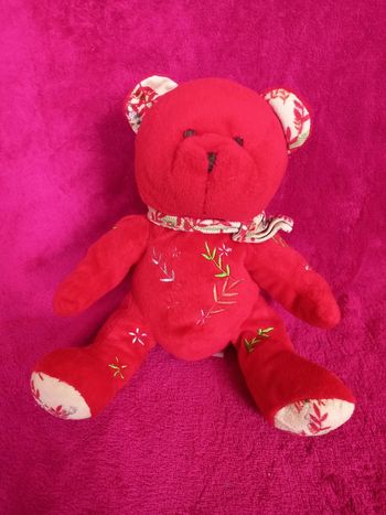 Peluche Ours rouge avec motifs Nocibe