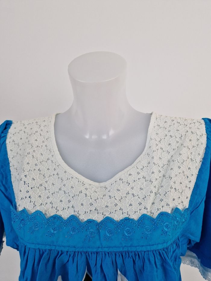 Robe polynésienne bleu à fleurs avec détail dentelle fleurie - photo numéro 3