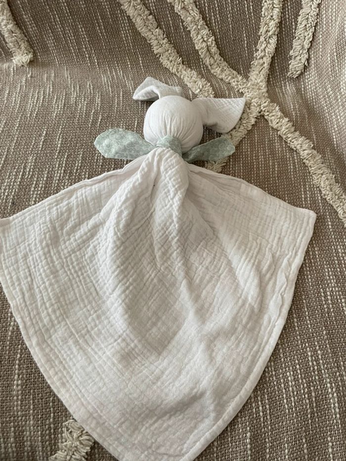 Peluche doudou plat 45cm fait main gaze Gabin le lapin blanc et bleu vert neuf - photo numéro 3