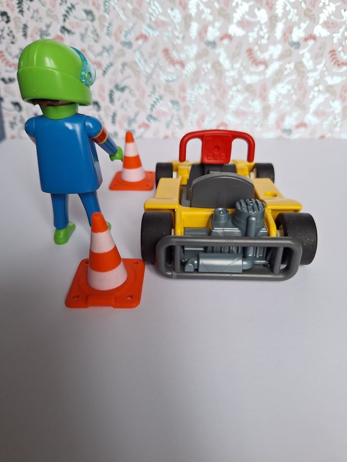 Figurine Playmobil pilote et kart - photo numéro 2