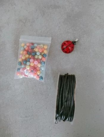 Perles multicolores et fil noir et pendentif