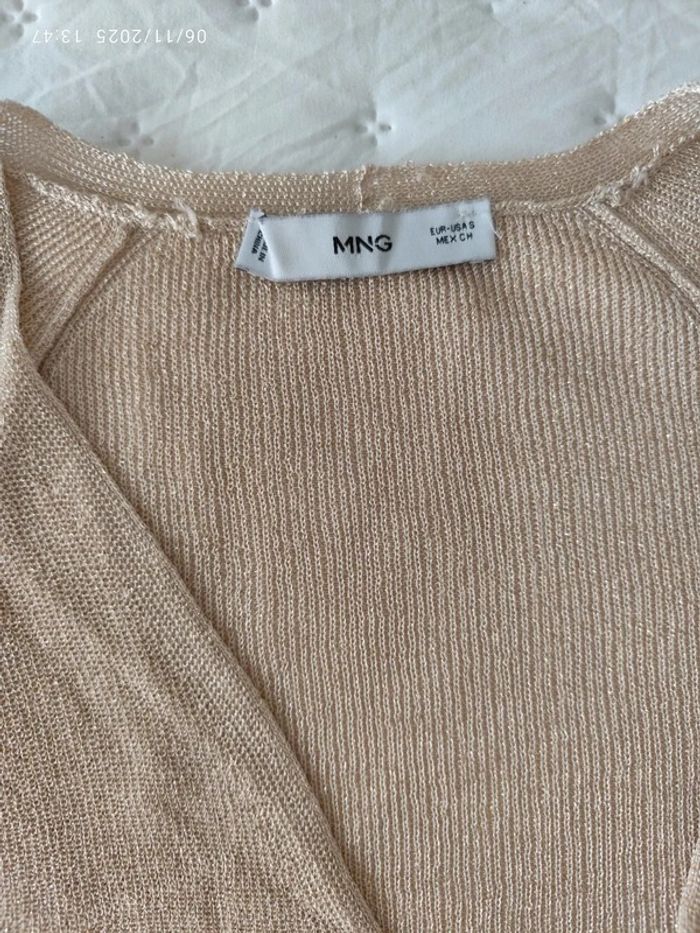 Jersey fino con cuello de pico de color beige con hilo metalizado dorado de Mango