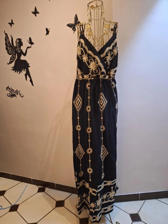 Robe longue noire brodée