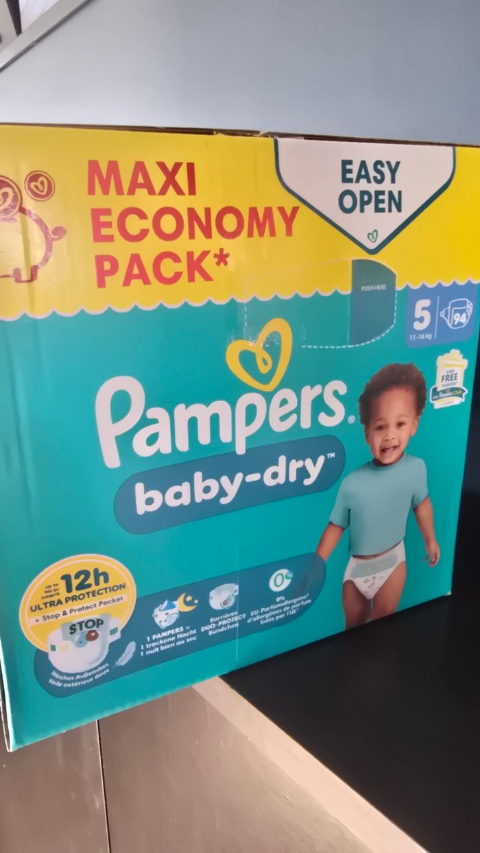 Pampers baby dry  T5 - 94 couches - Neuves - photo numéro 2