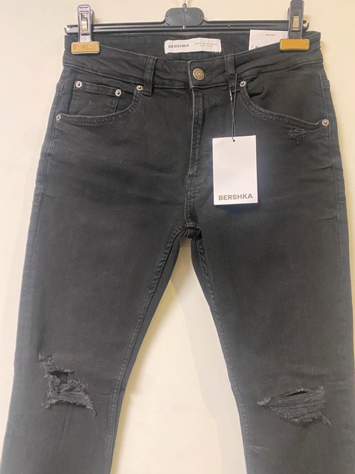 Joli jeans skinny noir neuf destroy Bershka taille 38 - photo numéro 3