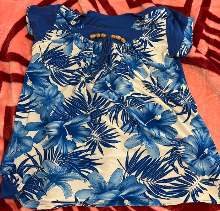 Haut bleu à fleurs