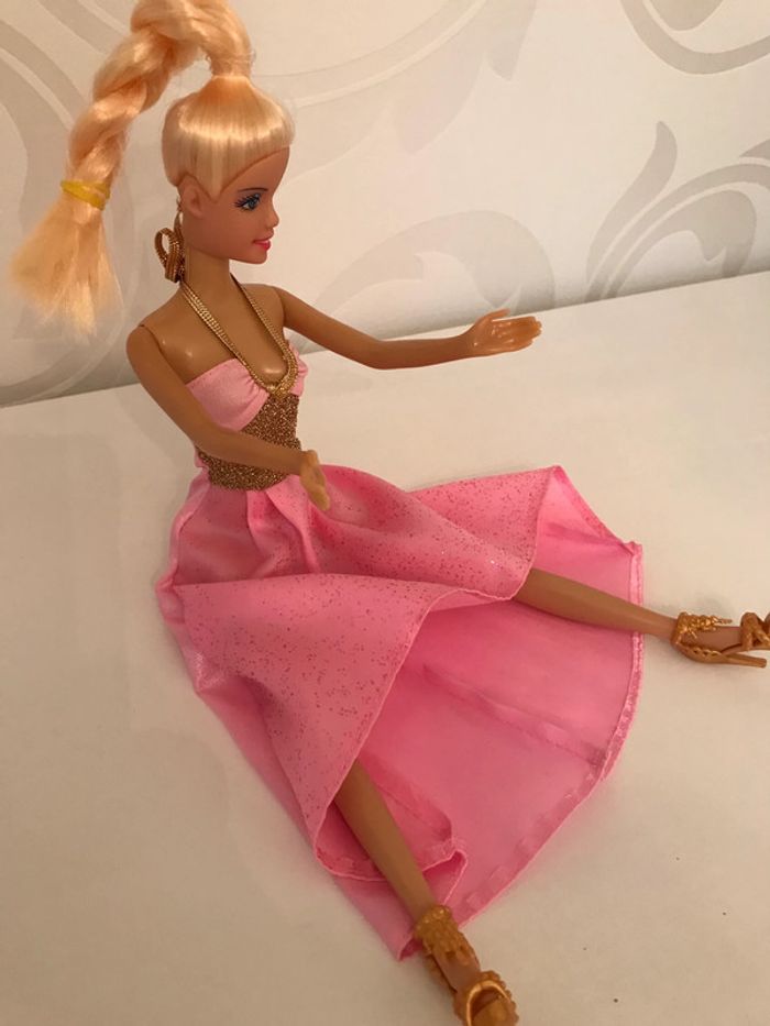 Poupée blonde robe rose pailletée - photo numéro 5