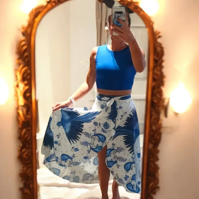 Ensemble été 💙 jupe portefeuille imprimé perroquet + crop top bleu – tendance bohème chic 🦚