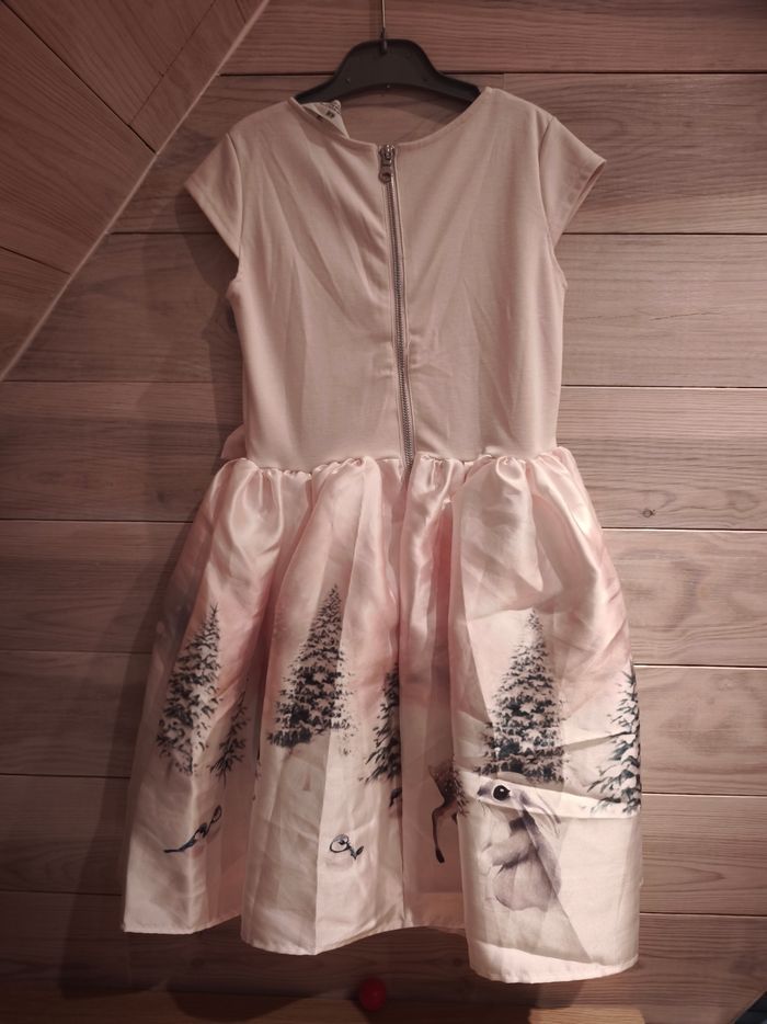 Robe fillette H&M taille 8-10 ans avec des animaux dans la neige parfaite pour les fêtes - photo numéro 5