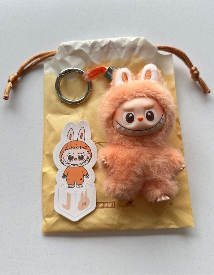 Labubu pin for love lettre J