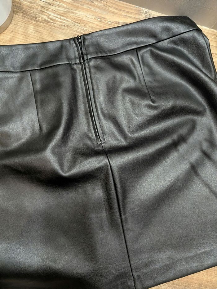 Mini jupe noire simili cuir avec fausses poches zip - photo numéro 2
