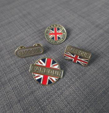 Lot 4 pin's Barbour vintage