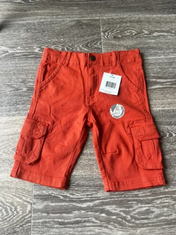 Short neuf avec étiquette 6 ans tisaia