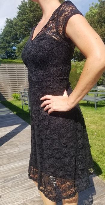 Robe noire avec dentelle et sequins