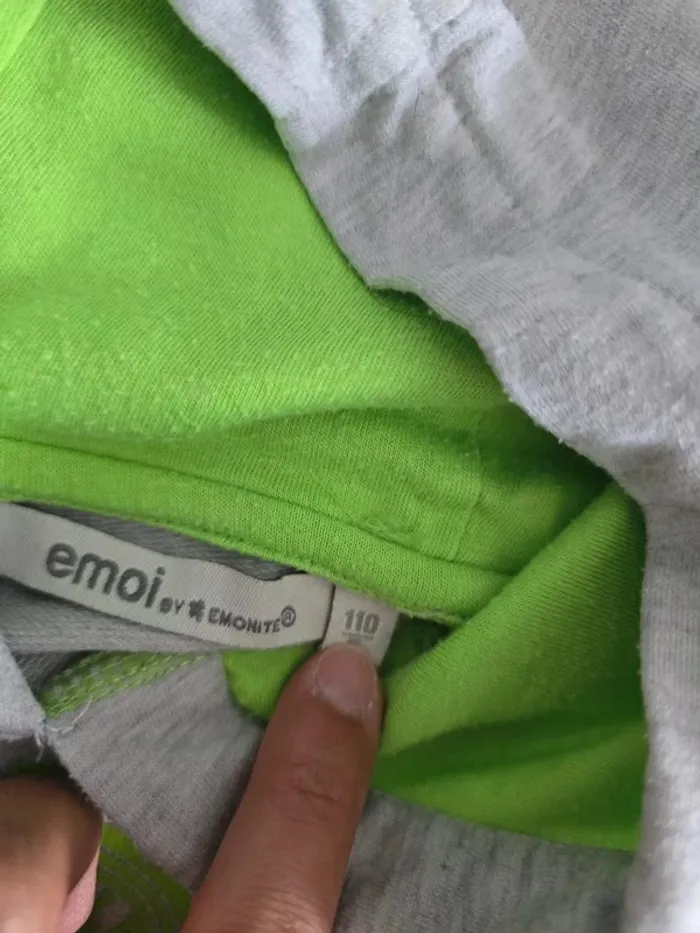 Pull gris à capuche - photo numéro 2