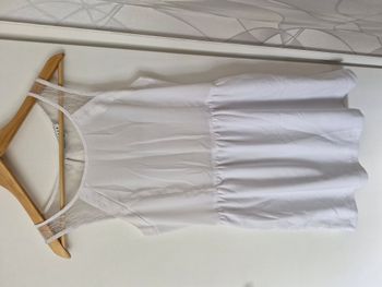 Robe blanche avec épaules et dos ajourées