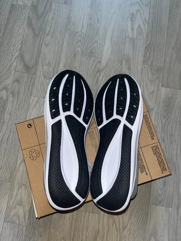 Chaussure Nike grise 38,5 - photo numéro 2